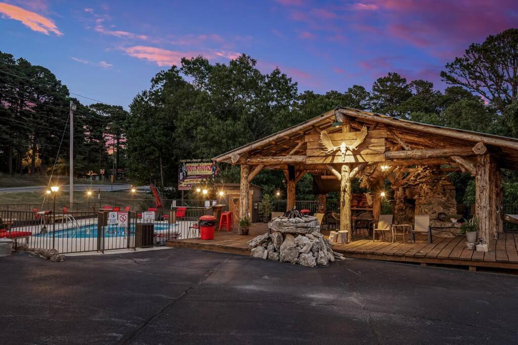 Stonegate Lodge King Bed Wifi 50In Roku Tv Salt Water Pool Room #102 Eureka Springs Eksteriør billede
