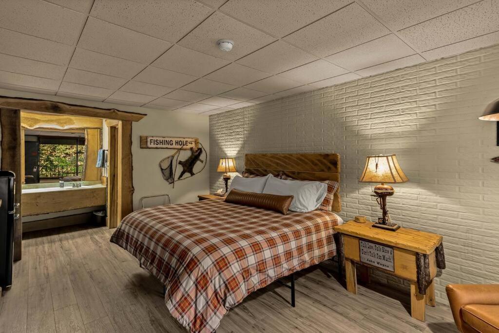 Stonegate Lodge King Bed Wifi 50In Roku Tv Salt Water Pool Room #102 Eureka Springs Eksteriør billede