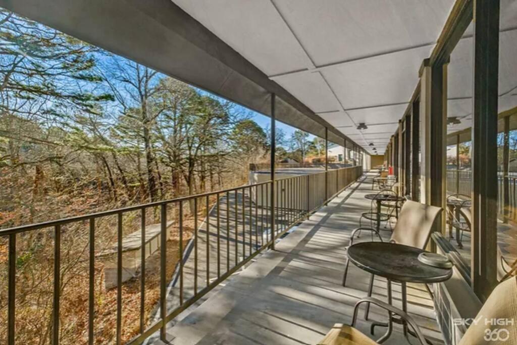 Stonegate Lodge King Bed Wifi 50In Roku Tv Salt Water Pool Room #102 Eureka Springs Eksteriør billede