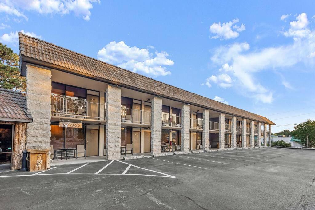 Stonegate Lodge King Bed Wifi 50In Roku Tv Salt Water Pool Room #102 Eureka Springs Eksteriør billede