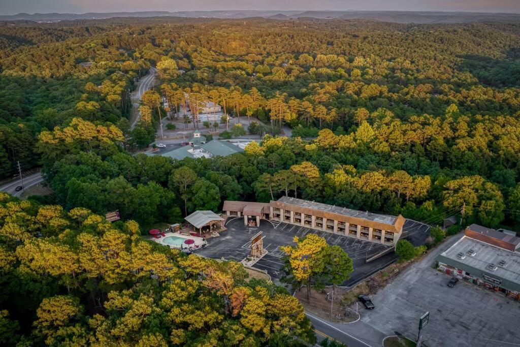 Stonegate Lodge King Bed Wifi 50In Roku Tv Salt Water Pool Room #102 Eureka Springs Eksteriør billede