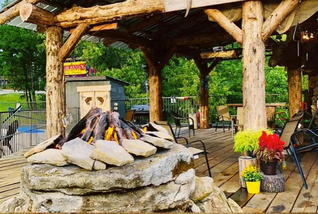 Stonegate Lodge King Bed Wifi 50In Roku Tv Salt Water Pool Room #102 Eureka Springs Eksteriør billede