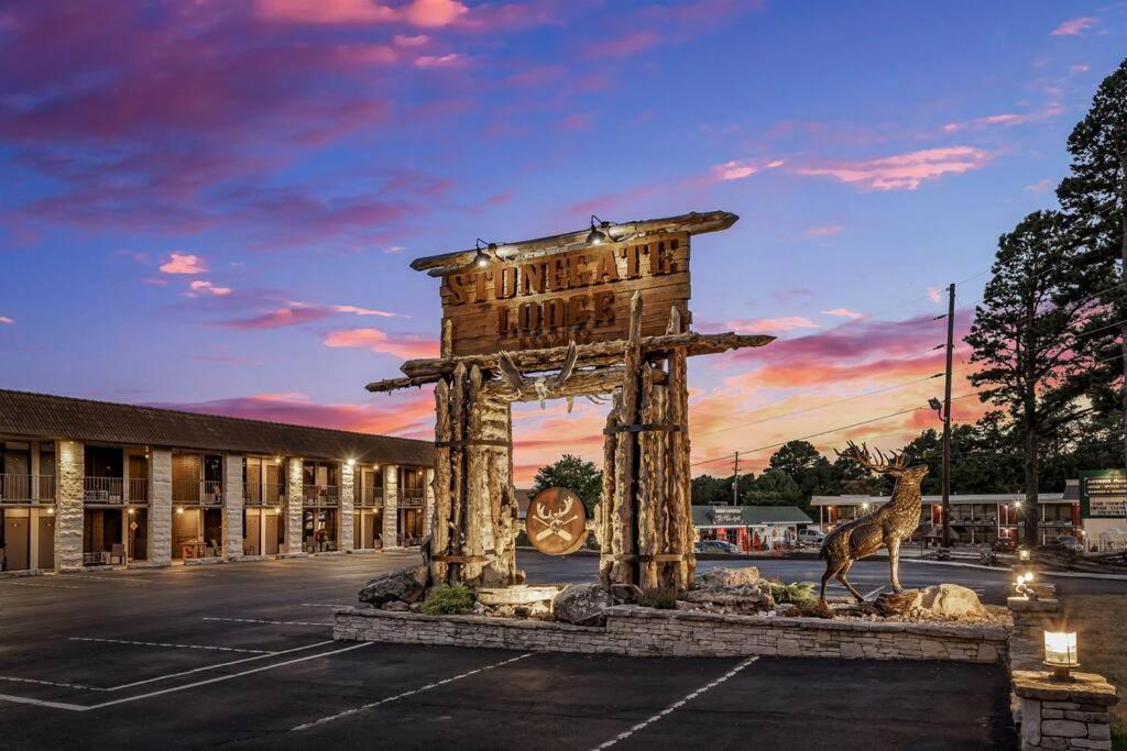 Stonegate Lodge King Bed Wifi 50In Roku Tv Salt Water Pool Room #102 Eureka Springs Eksteriør billede