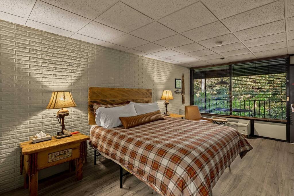 Stonegate Lodge King Bed Wifi 50In Roku Tv Salt Water Pool Room #102 Eureka Springs Eksteriør billede